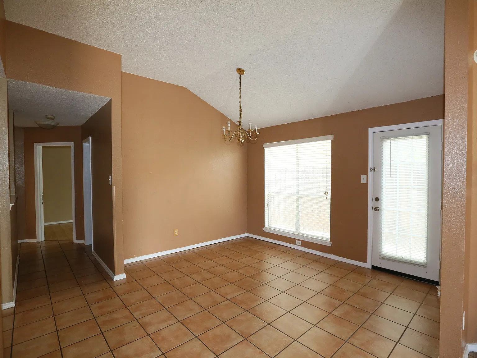 3 bed, 1588 sqft, $1,900 — Photo 4