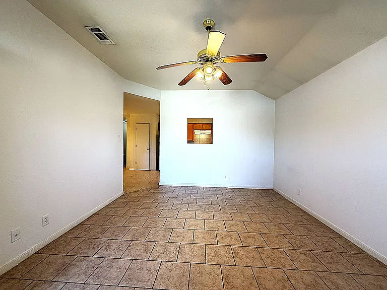 1304 Cinch Dr #B — Photo 2