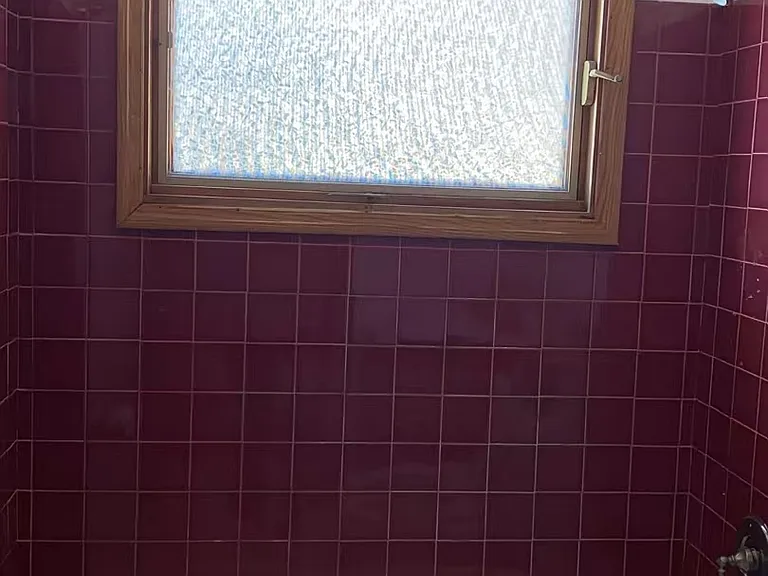 Full bathroom 1