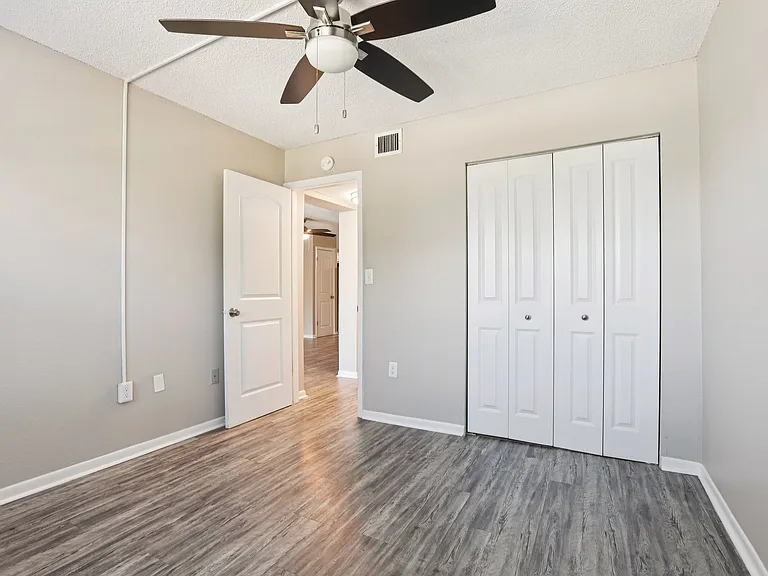 Sand Cove Apartments — Photo 13