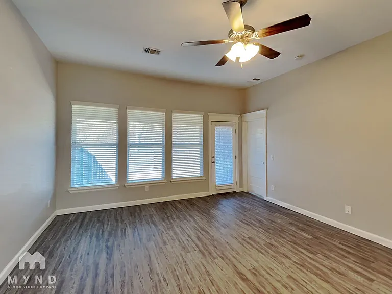 1003 Merlin Dr — Photo 3