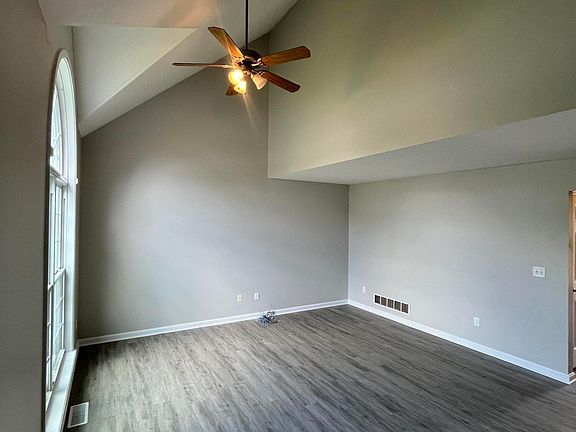 3rd image of 216 Ivy Pointe Dr