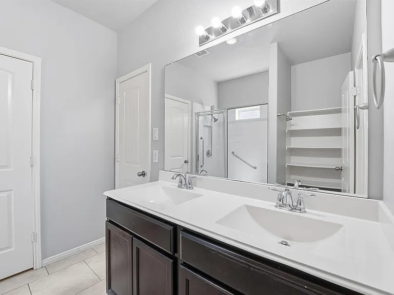719 Longstreet Dr — Photo 6