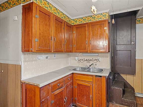 3rd image of 112 N Austin St