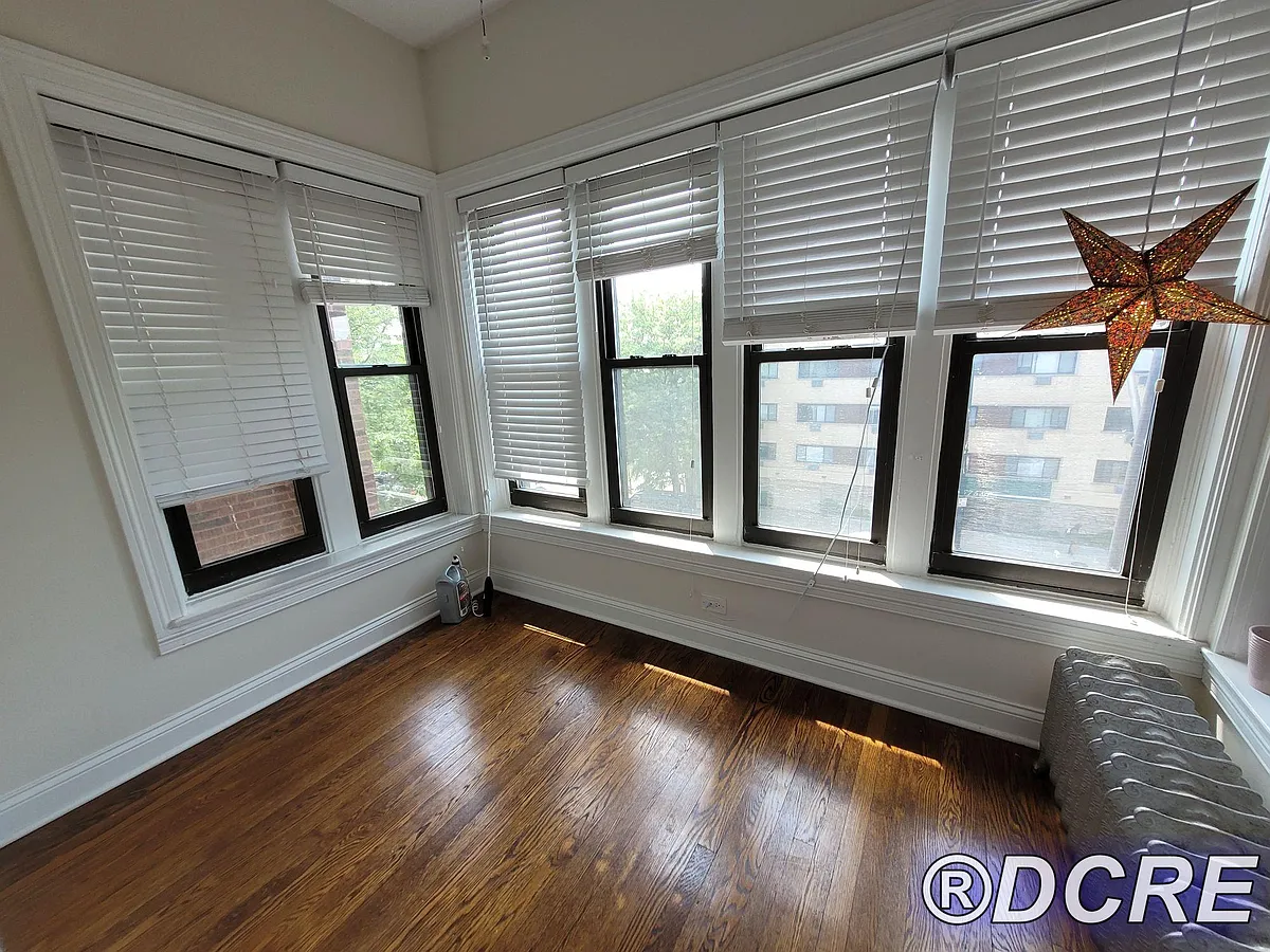 Building Photo - 6761 N Sheridan Rd #3S
