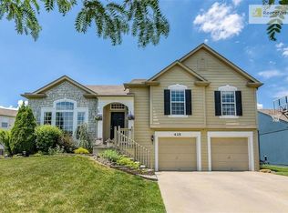 435 S Indian Wells Dr, Olathe, KS 66061