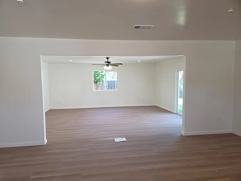 2020 Aspen St — Photo 3