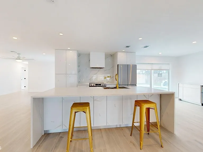 4761 NE 28th Ave — Photo 14