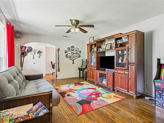4th image of 517 Barbara Pl
