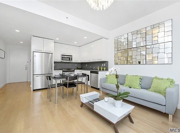 4th image of 517 W 46th St APT 504
