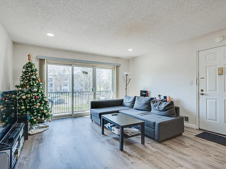 409 Lancaster Ct — Photo 12