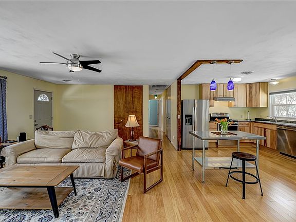 3rd image of 34 Yellow Barn Rd