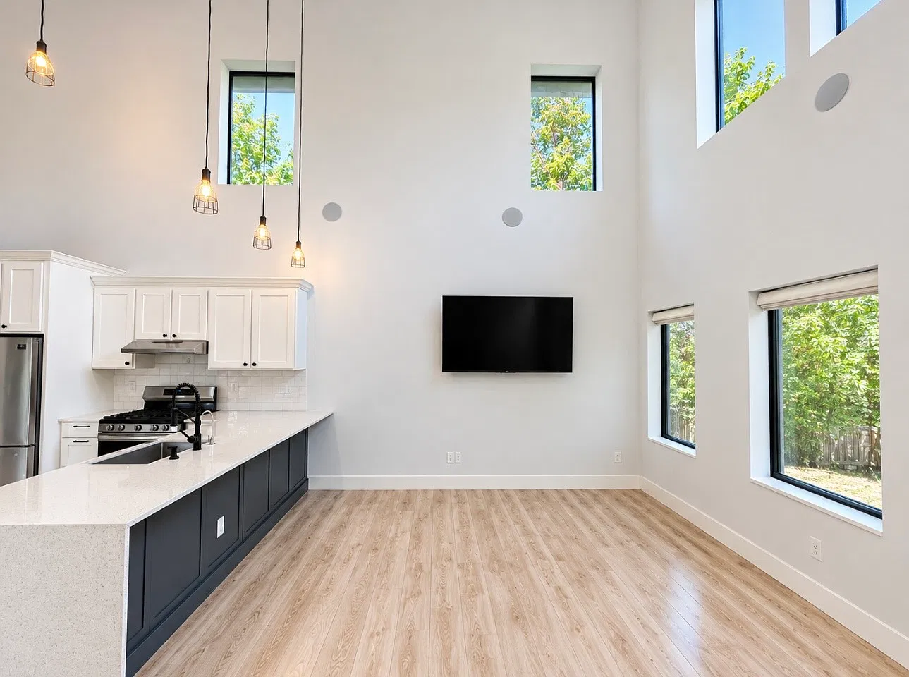 3 bed, 1409 sqft, $2,300 — Photo 2