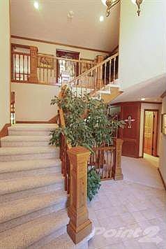 Beautiful two stoyer foyer entry with staircase.