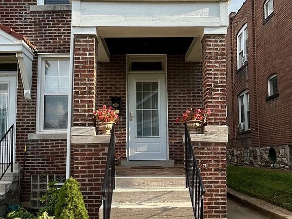 Front entrance to 4924 Itaska Street