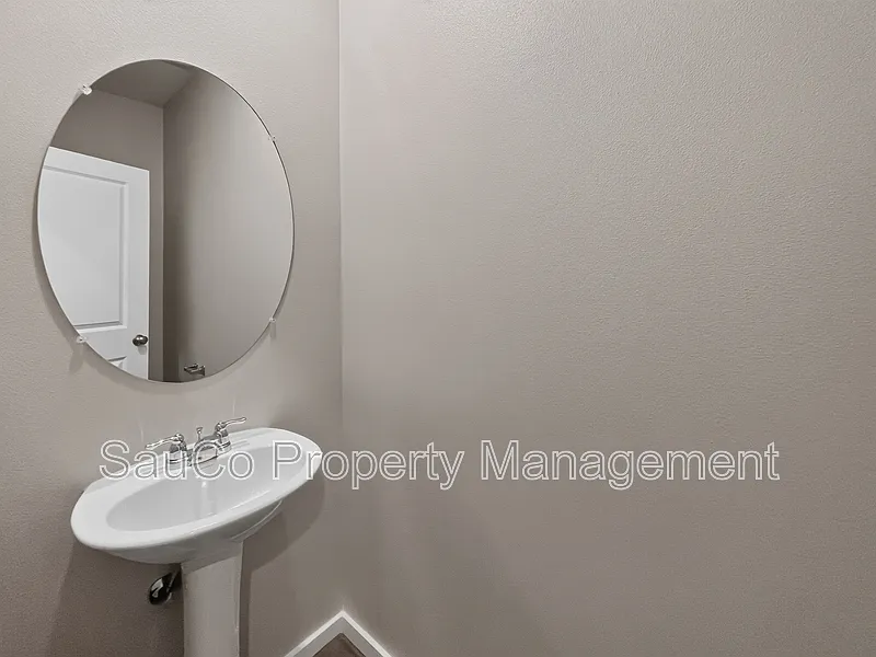 3 bed, 2.5 bath, 1470 sqft, $2,200 — Photo 4
