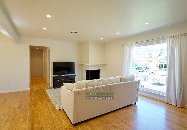 2061 Carolyn Way — Photo 3