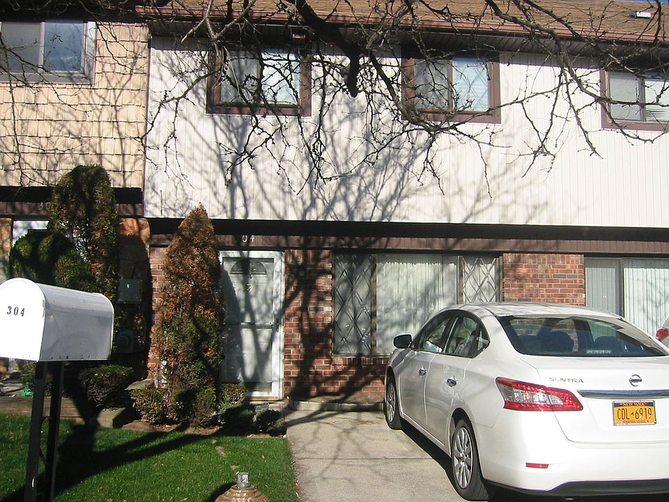 1st image of 304 Rolling Hill Green