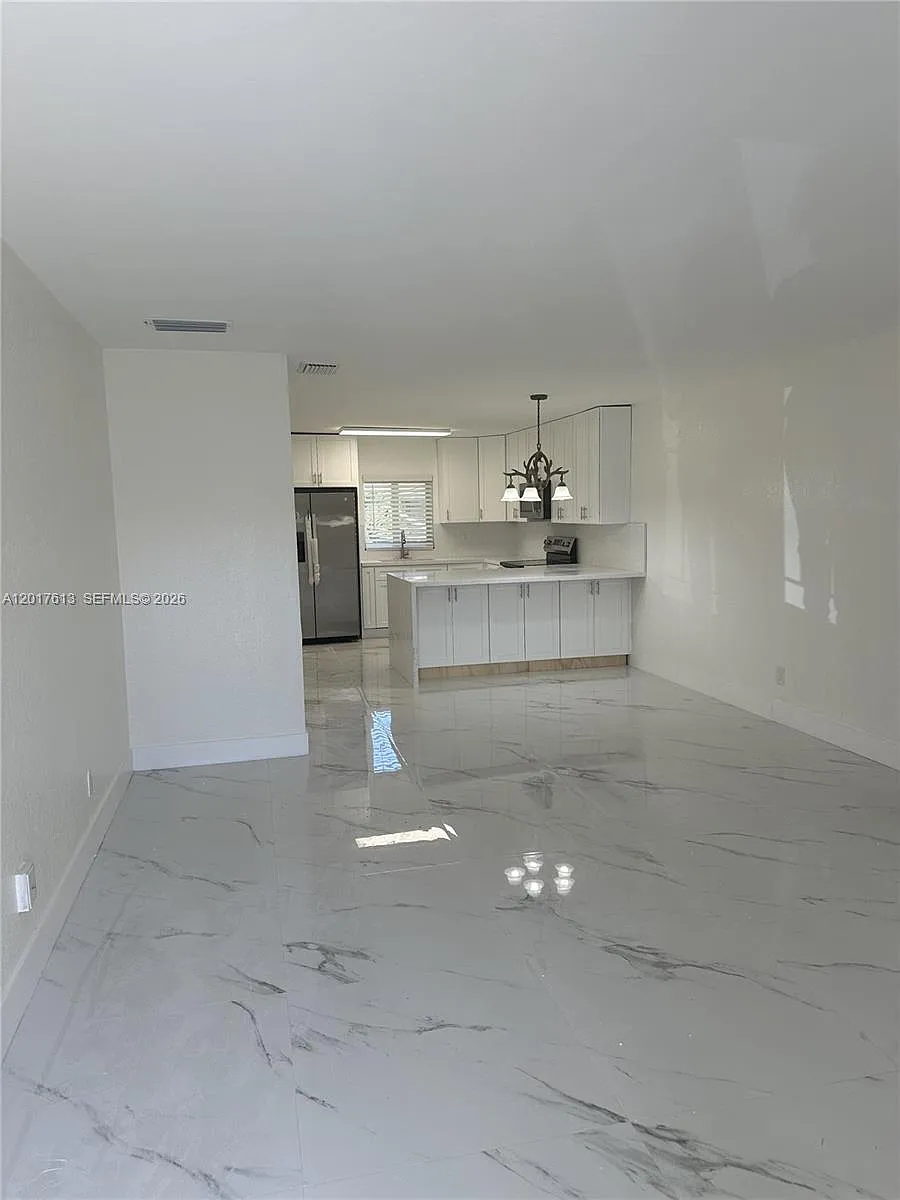 Building Photo - 6591 SW 46th St #3