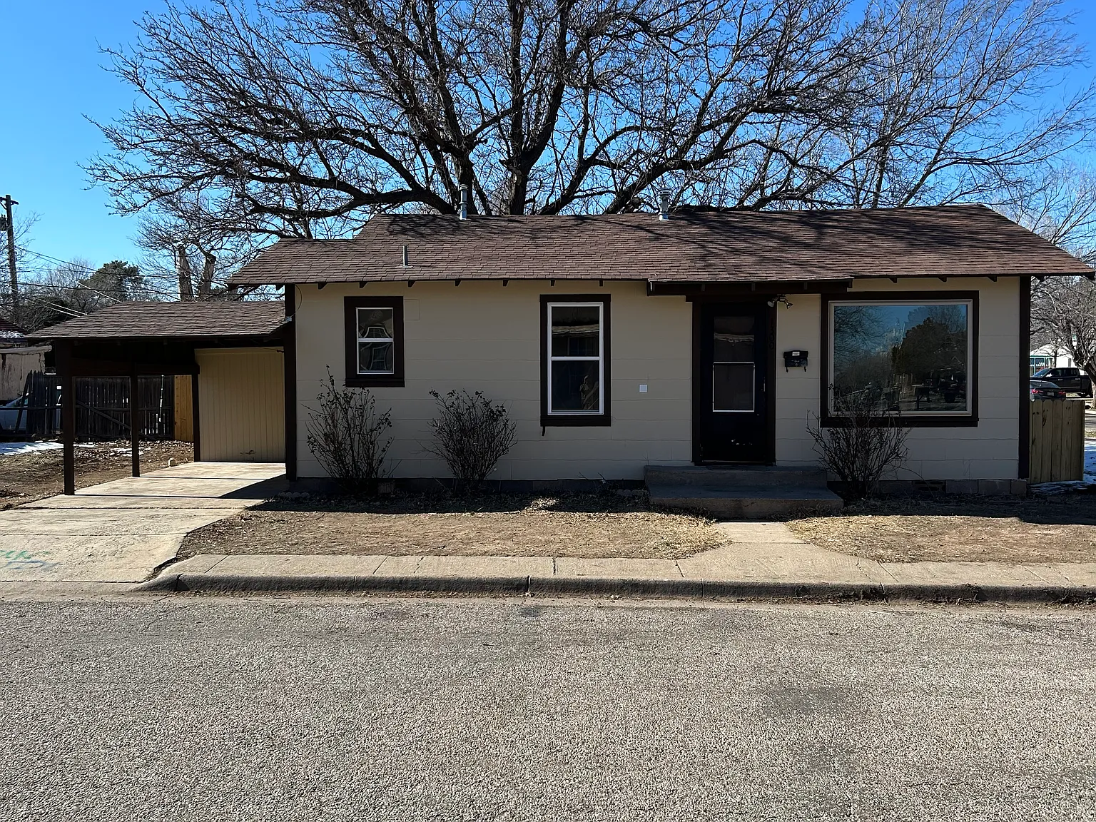 2 bedroom / 1 Bathroom Home — Photo 1