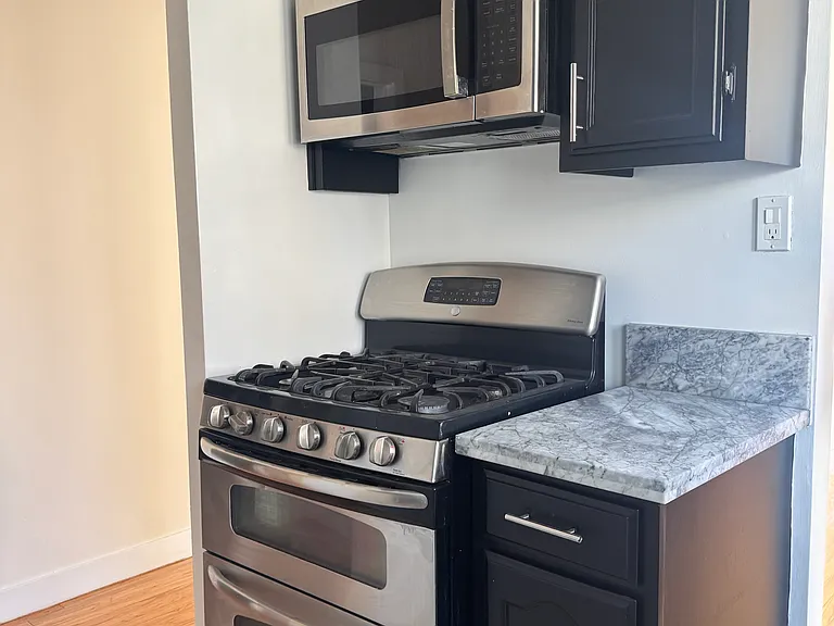 1147 Gordon St — Photo 16