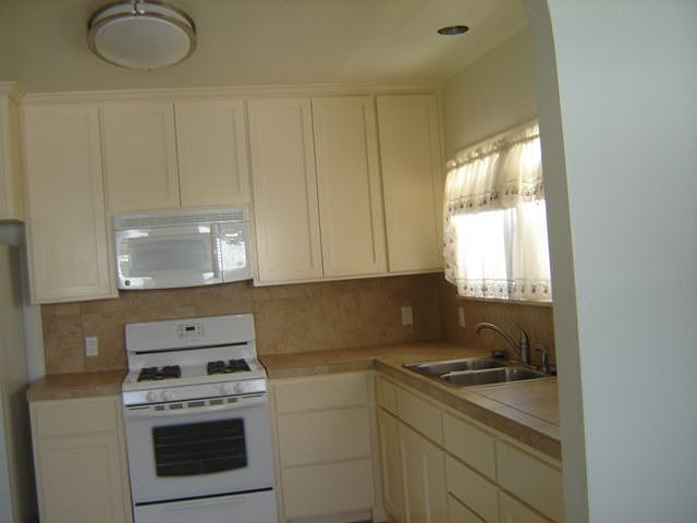 2nd image of 325 S F St