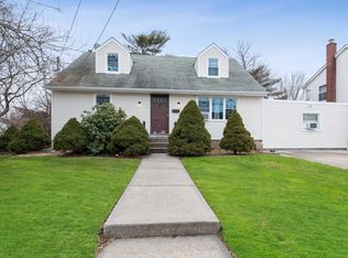 22 Albert St, Hicksville, NY 11801