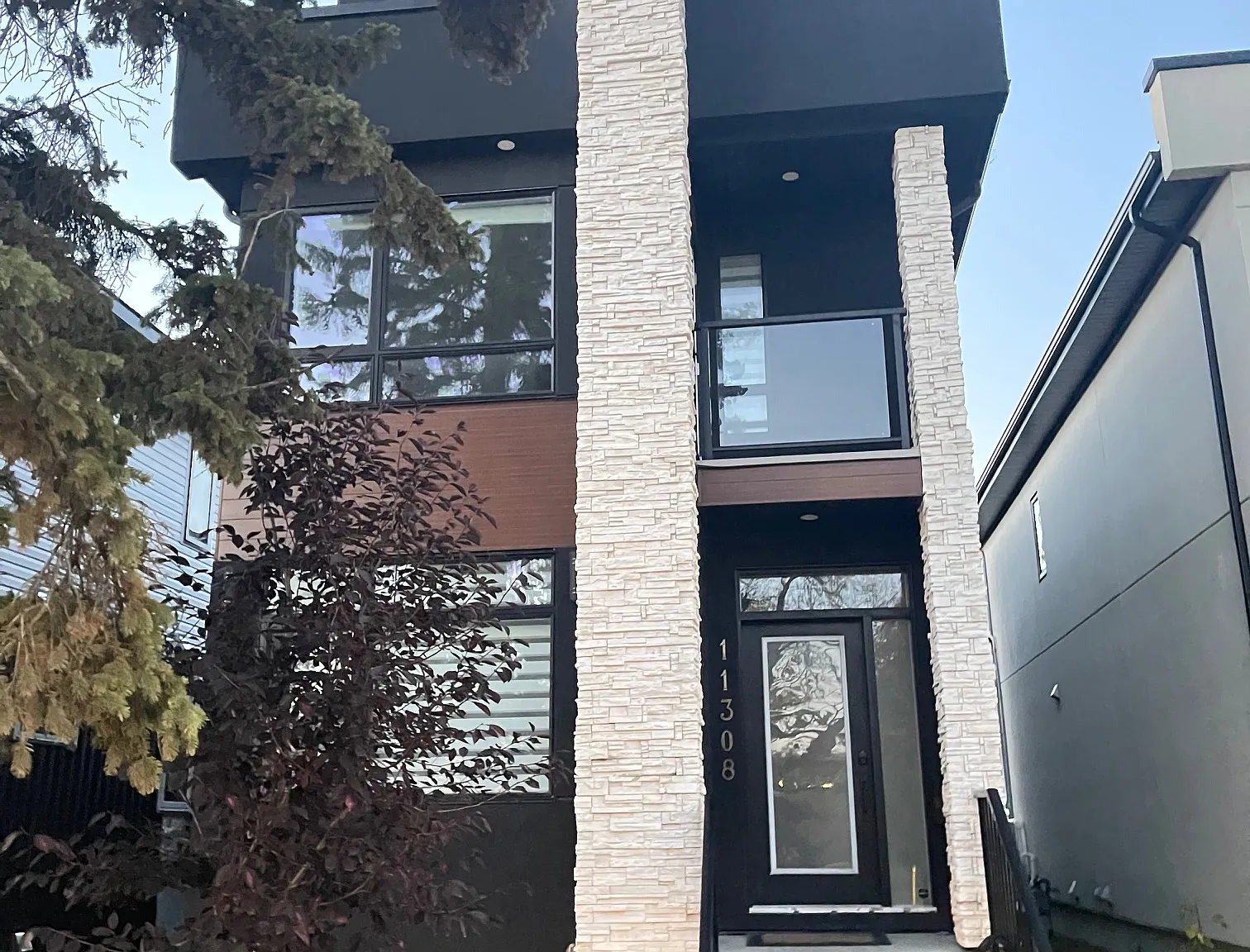 11306 11308 72 Ave NW, Edmonton, AB — Photo 1