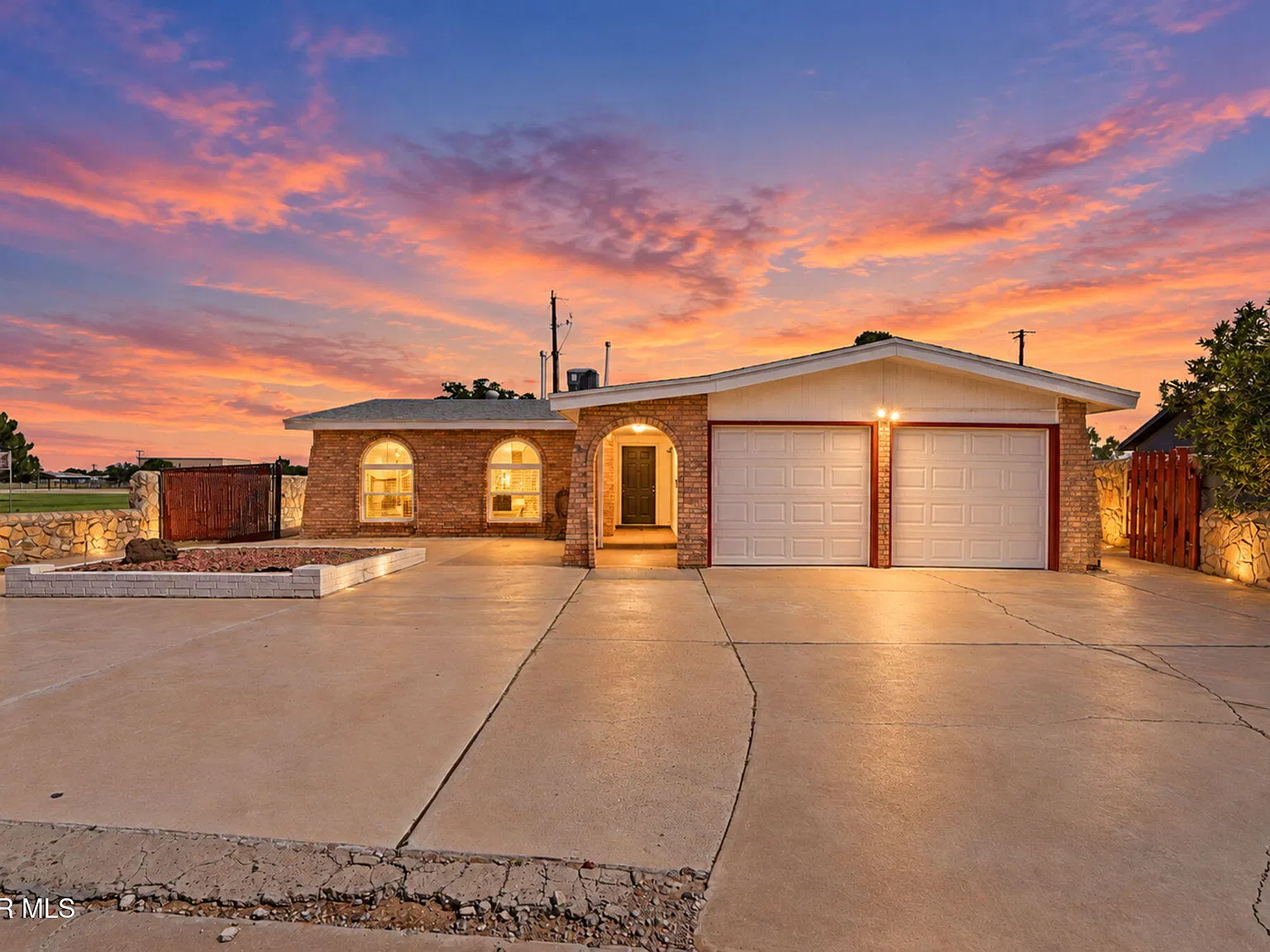 3 bed, 1.0 bath, 1142 sqft, $1,550 — Photo 2
