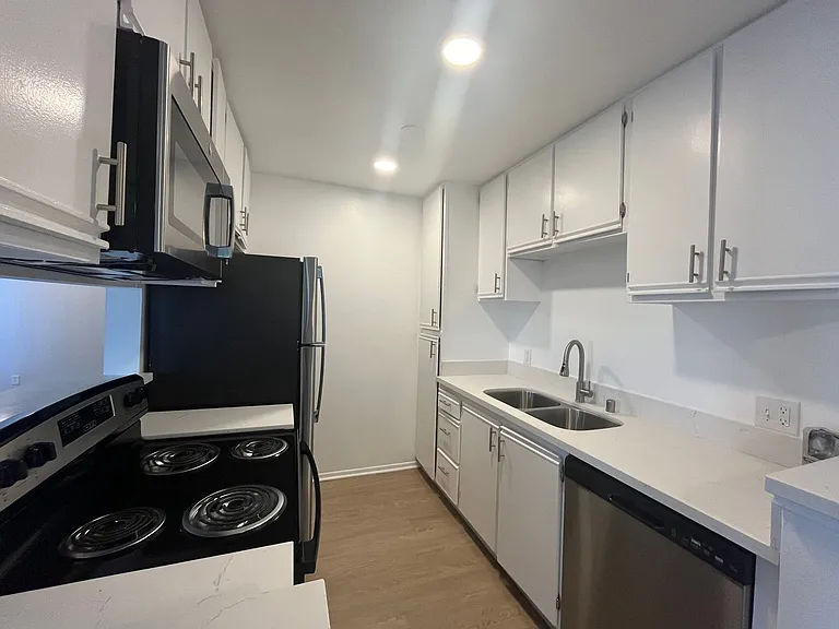 6310 Sylmar Ave — Photo 10