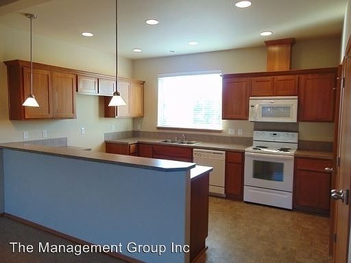 3rd image of 9906 NE 28th Pl