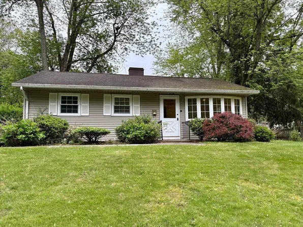 93 Crestmont St, Springfield, MA 01108