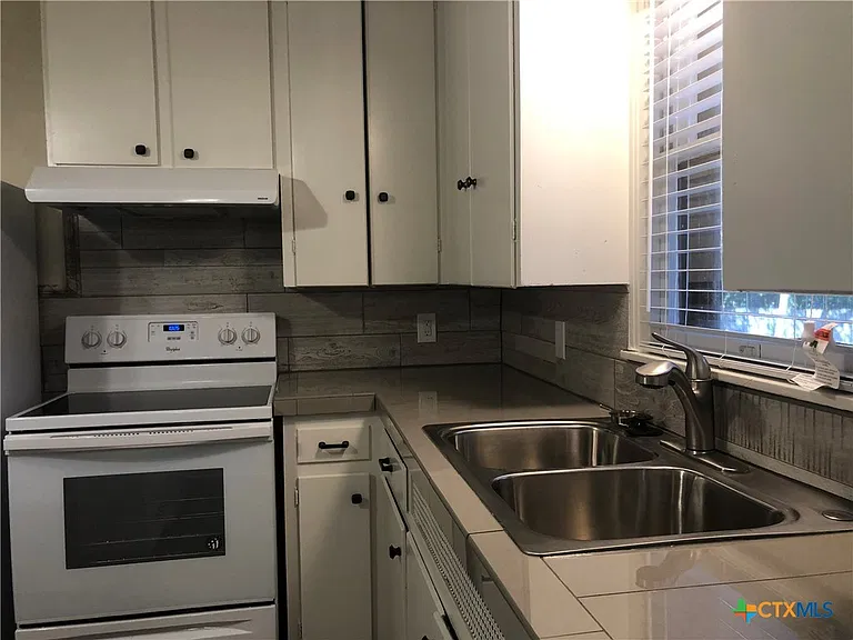 1002 Hazelton St — Photo 6
