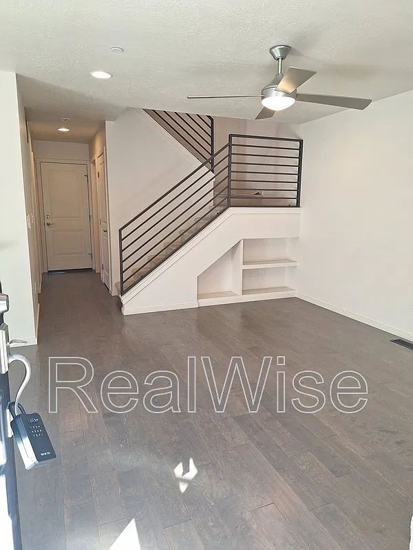 3 bed, 2.0 bath, 1335 sqft, $2,100 — Photo 3