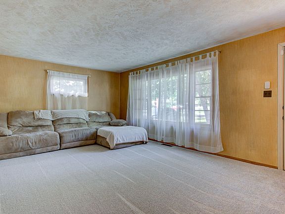 3rd image of 185 E Venoy Dr