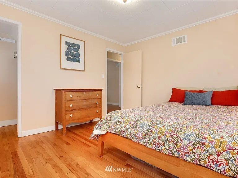 6542 23rd Ave NE — Photo 5