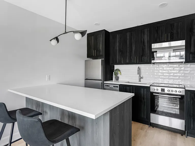 658 Somerset St W — Photo 14