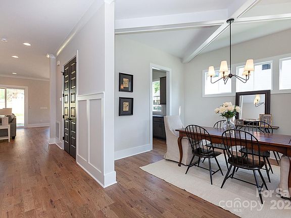 3rd image of 822 Walnut St
