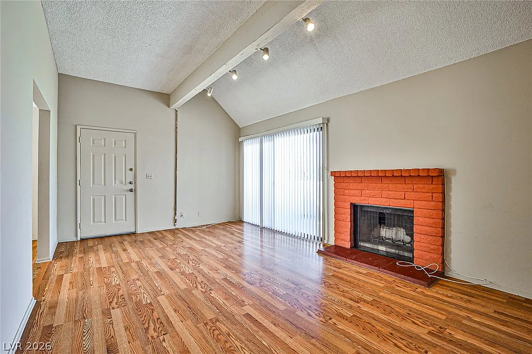 2 bed, 2.0 bath, 981 sqft, $1,420 — Photo 2