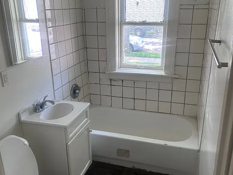 1625 W Keefe Ave — Photo 7