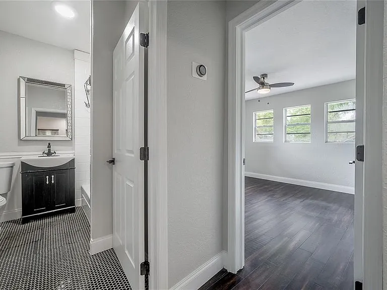 1222 E Curtis St — Photo 13