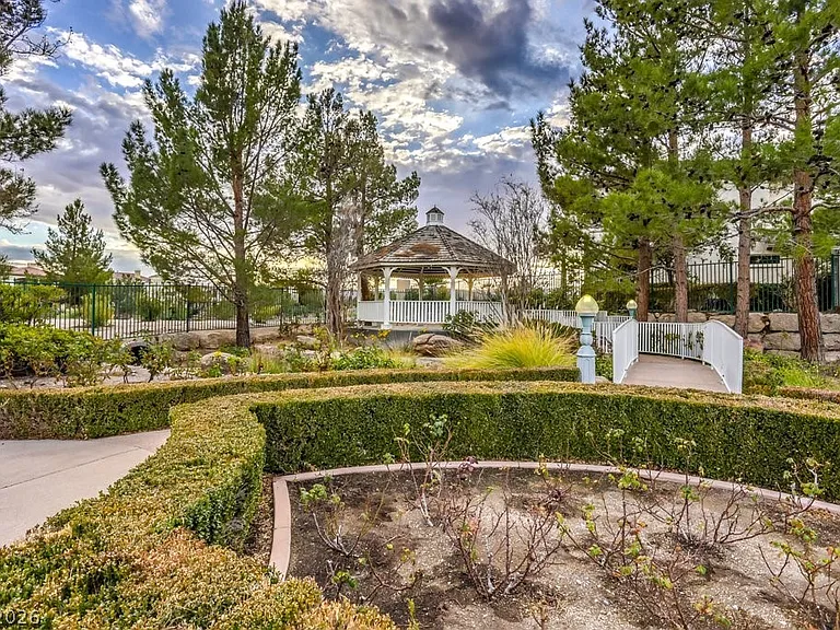 305 Onyx Crest St — Photo 40