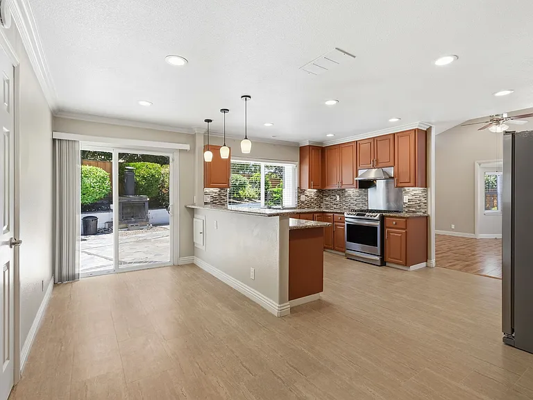 325 Goshen Ct — Photo 9