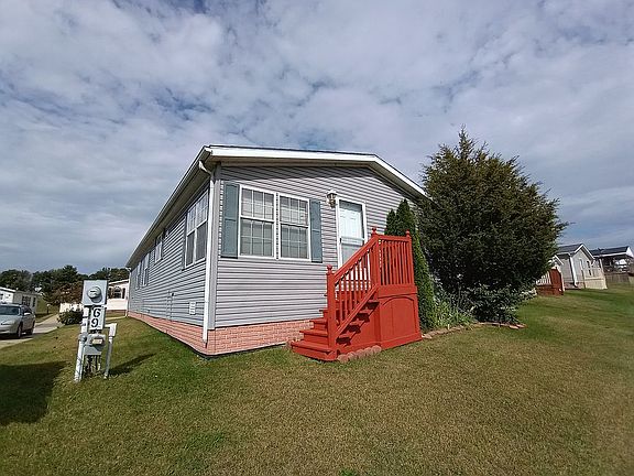 2nd image of 3585 Emerald Park Dr
