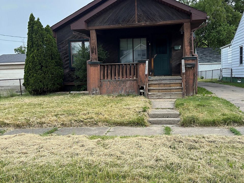 1st image of 1122 Simcoe Ave