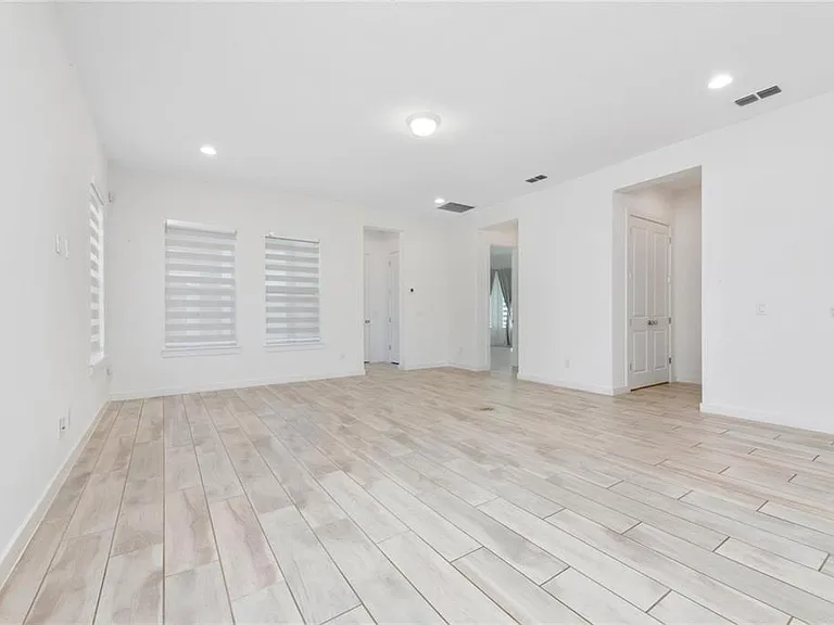 8664 Dubochet St — Photo 21