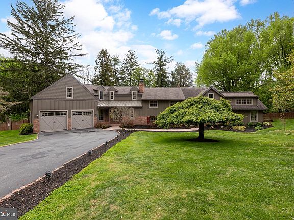 2nd image of 1324 College Hill Dr