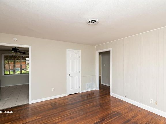 5th image of 305 Linda St