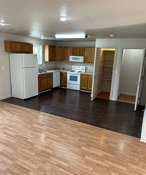 6884 Lexington Dr — Photo 43