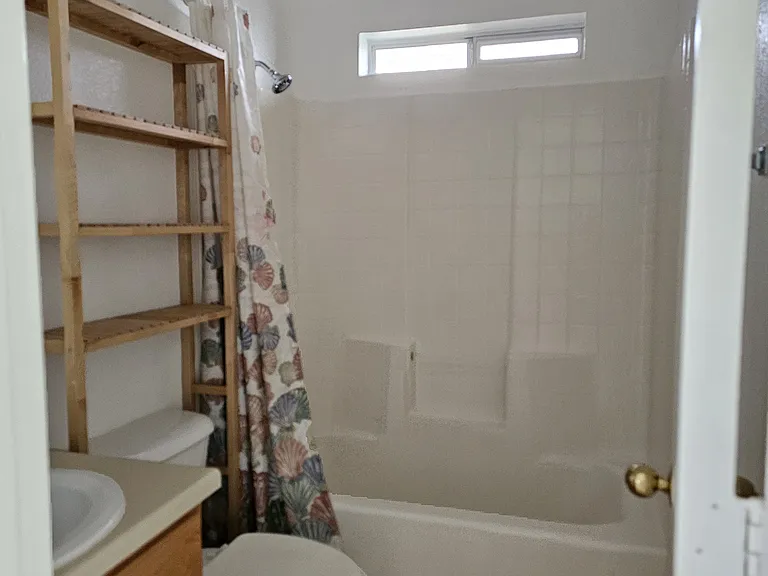 1096 Squire Dr #B — Photo 4